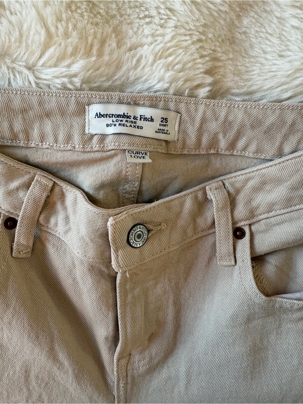 Abercrombie & Fitch Women's Curve Love low rise 90s relaxed Jeans in Cream - Picture 2 of 4